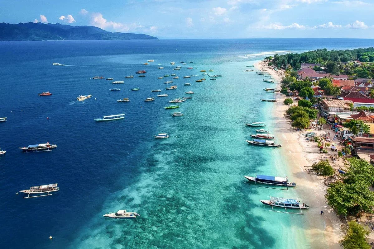 Pemandangan udara pantai, perahu, dan pesisir Gili Trawangan